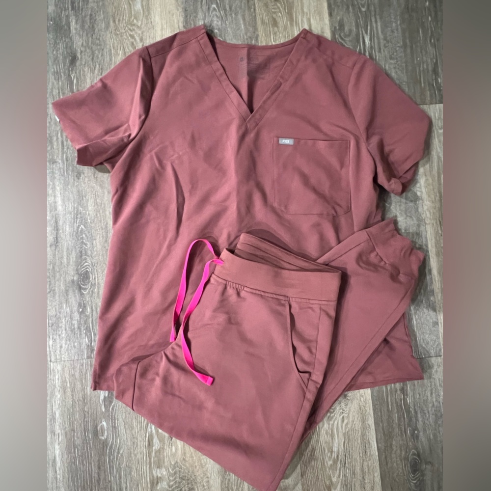 Women’s Figs Mauve Scrub Set XL top / Large Pants